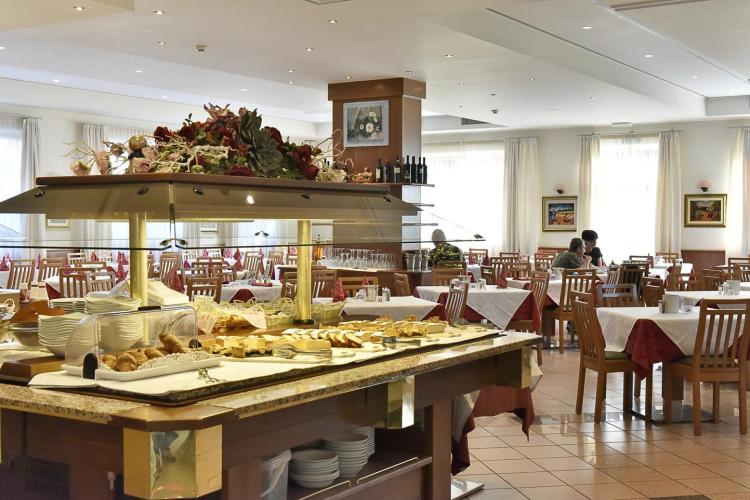 Sala_ristorante_hotel_bel_sit_comano_terme_piccole