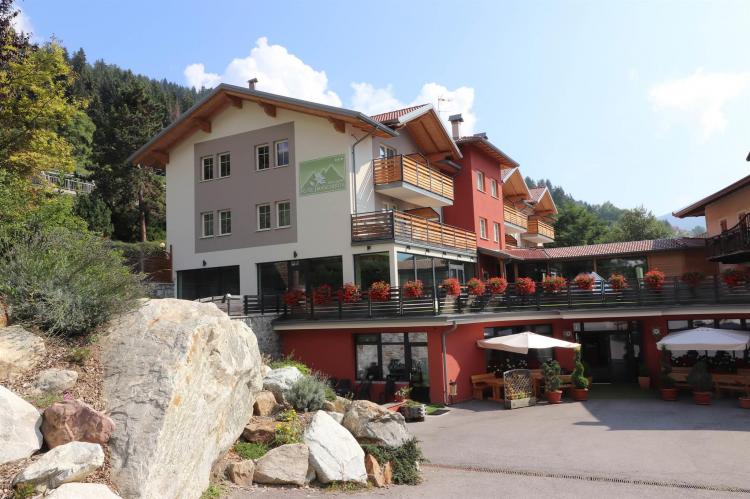 Esterno notturna - Hotel Margherita Rumo