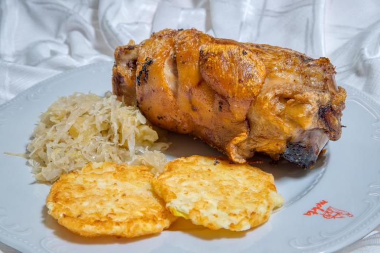 Stinco Bio con patate rosi e crauti