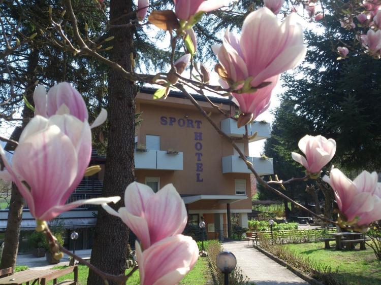 Hotel Sport entrata fiorita magnolia