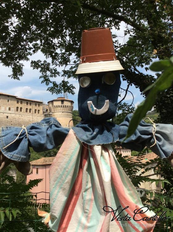 Spaventapasseri in giardino - B&B Vista Castello