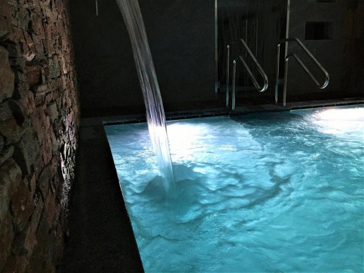 PISCINA CASCATA CERVICALE MIRALAGO SPA BENESSERE T
