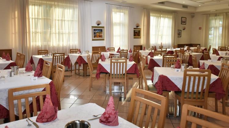 Sala_ristorante_hotel_bel_sit_comano_terme_piccole