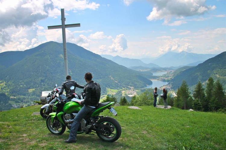 moto e panorama due laghi