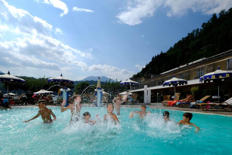 piscina schizzi