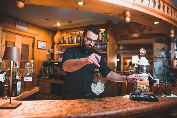 COCKTAIL-APINETIVO-BARTENDER-pineta-nature-resort 