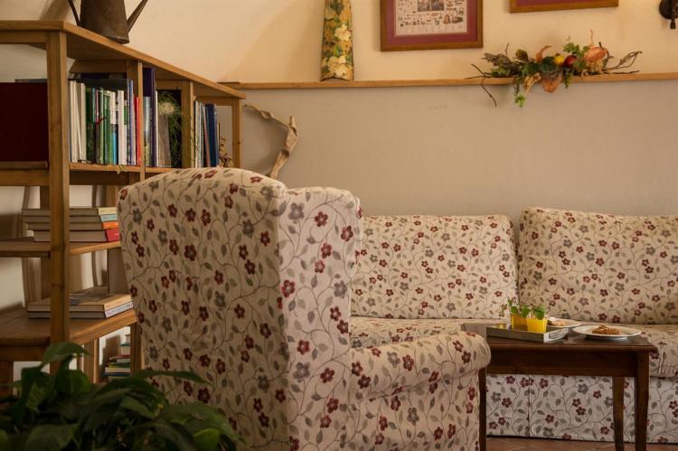 L'angolo lettura con la libreria