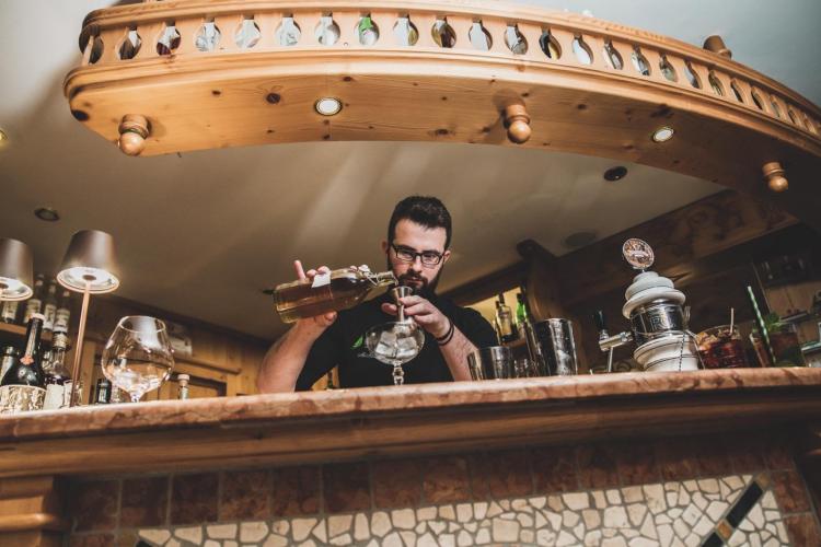 COCKTAIL-APINETIVO-BARTENDER-pineta-nature-resort 