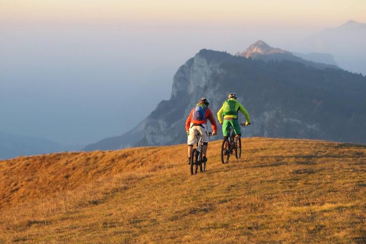 Bikers sul Monte Casale, dalle Dolomiti al Garda