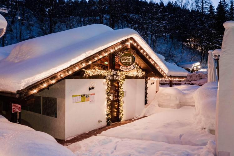 Bar innevato notte-min