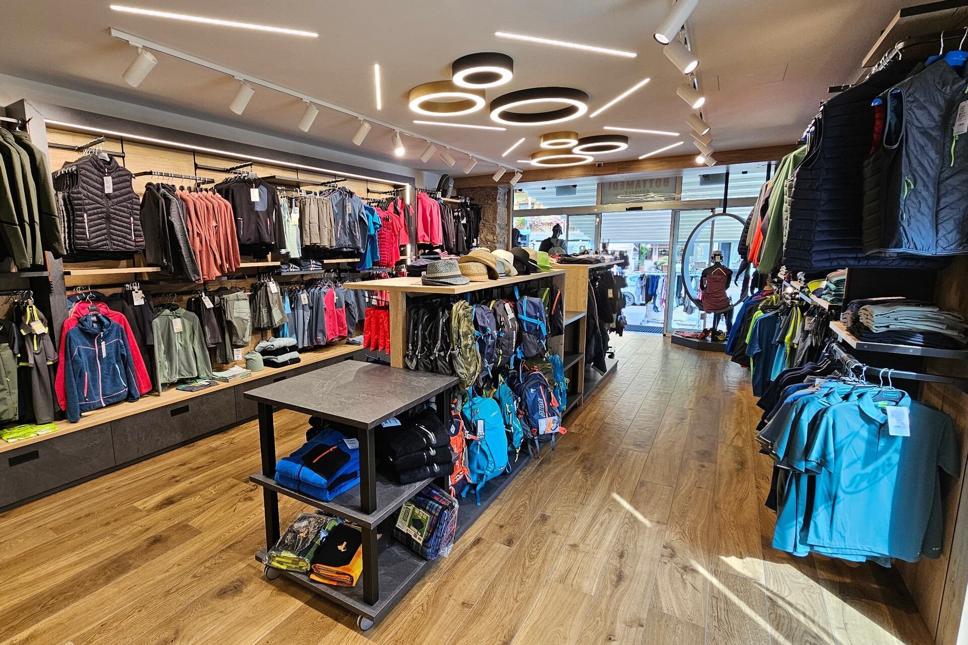 Content Dam Org 5 Images Full Rights Dolomiti Paganella Shopping Bottamedi Abbigliamento E Calzature Bottamedi Sport 2025 Ph Bottamedi Sport 3