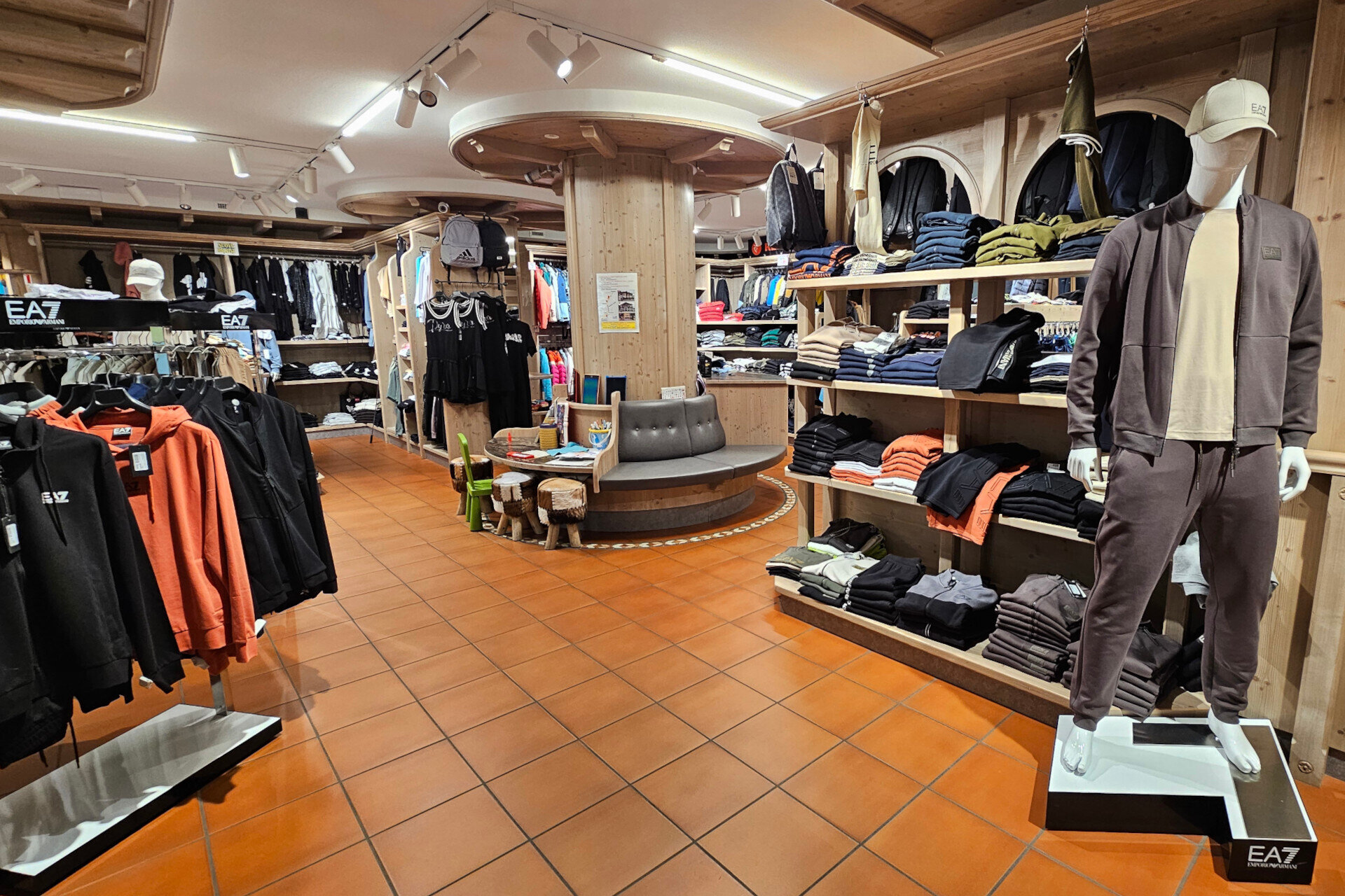 Content Dam Org 5 Images Full Rights Dolomiti Paganella Shopping Bottamedi Abbigliamento E Calzature Bottamedi Sport 2025 Ph Bottamedi Sport 1