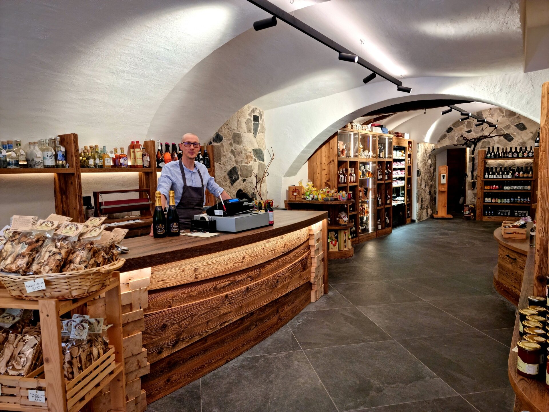 Content Dam Org 6 Images Full Rights Alpe Cimbra Shopping Botteghe E Negozi Grappeteca Enoteca El Prosak 2
