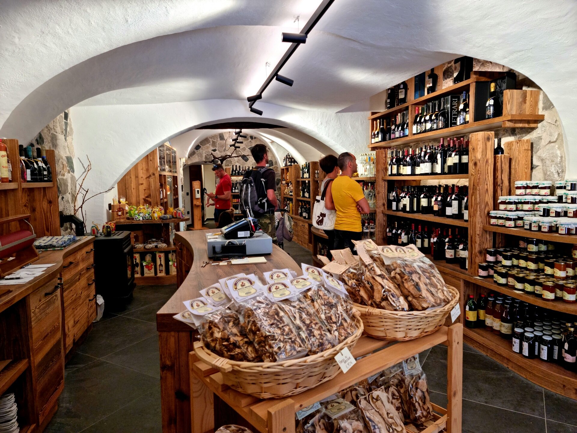 Content Dam Org 6 Images Full Rights Alpe Cimbra Shopping Botteghe E Negozi Grappeteca Enoteca El Prosak 1