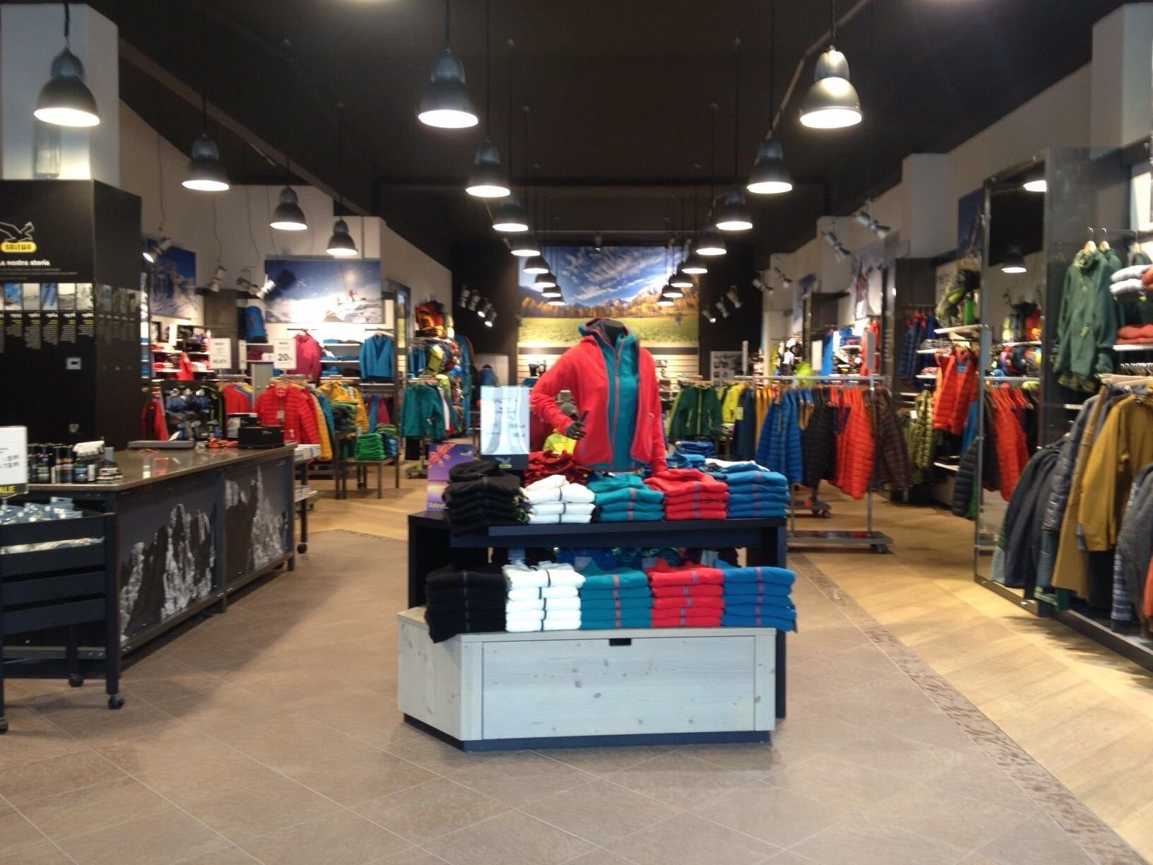 Content Dam Org 1 Images Full Rights Shopping Botteghe E Negozi Mountain Shop 2